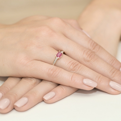 Pierścionek z Rubinem 0,80ct i Brylantami ze złota próby 585. W-0105R